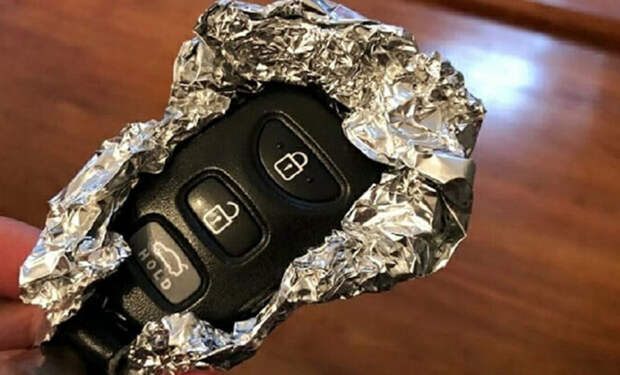 Все больше водителей заворачивают ключи от авто в фольгу. Говорят, работает от угонщиков