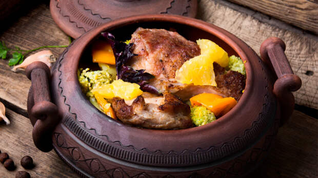 Телятина с красным перцем и апельсинами в горшочке