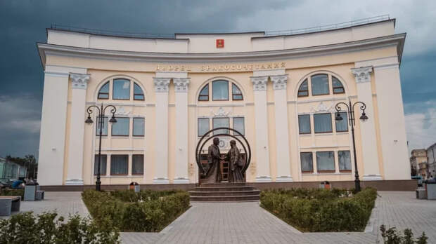 Из Городского сада можно отправиться на набережную и сфотографироваться на фоне Староволжского моста, который является одной из визитных карточек нашего города.