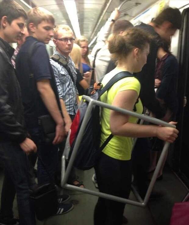 Ненавидите людей, которые жмутся к вам в общественном транспорте? Избавьтесь от них  молодцы, прикол, продуманы, юмор