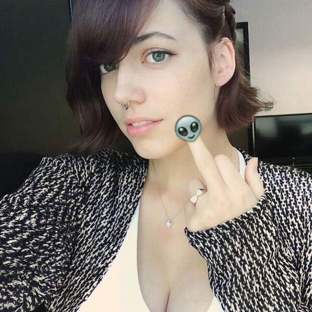 Звезда Twitch - 24-летняя Ника с роскошной грудью