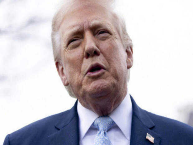 Трамп пародировал удар жены Макрона во время выступления в Белом доме