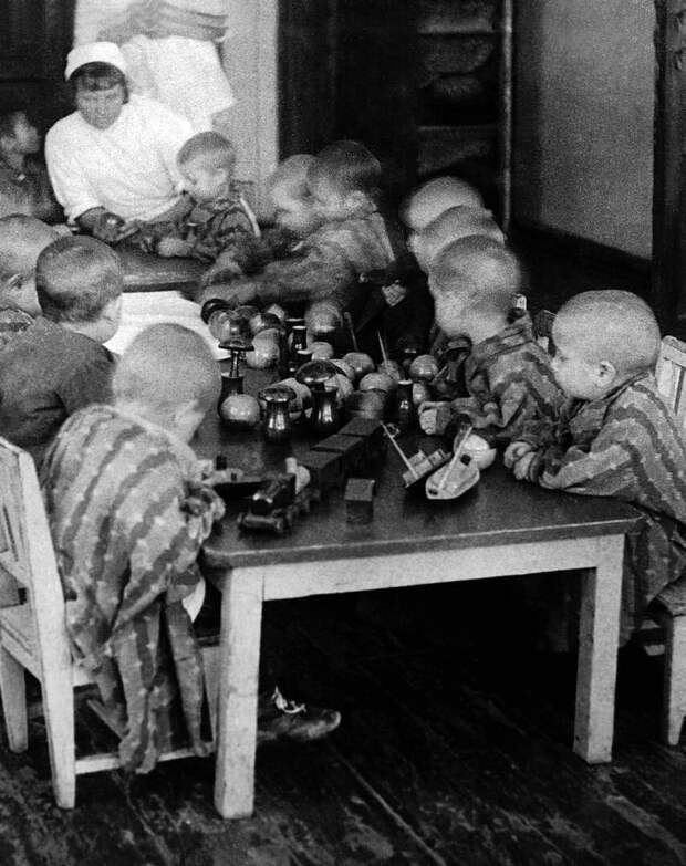 Спецпоселок Центральный. Детские ясли. Комната для игр. 1930-е. Неизвестный автор.