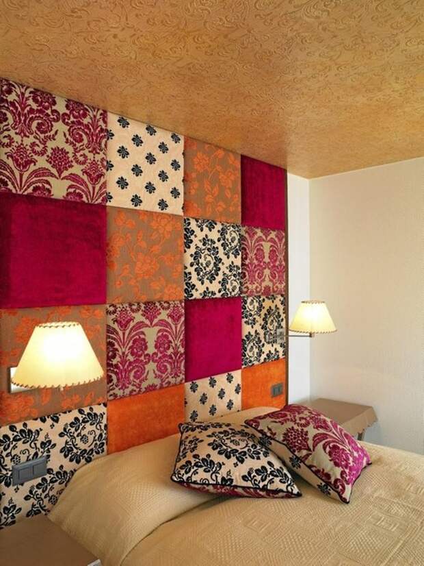 Идея №13: модный декор стены в спальне из кусочков ткани
