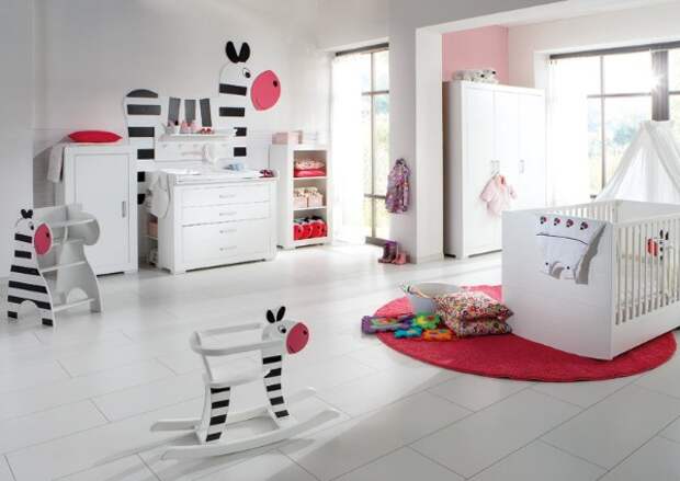 просторный интерьер детской спальни в белых тонах