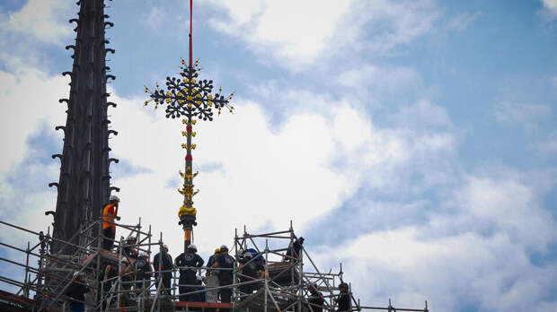 Отреставрированный крест вернули на крышу собора Парижской Богоматери