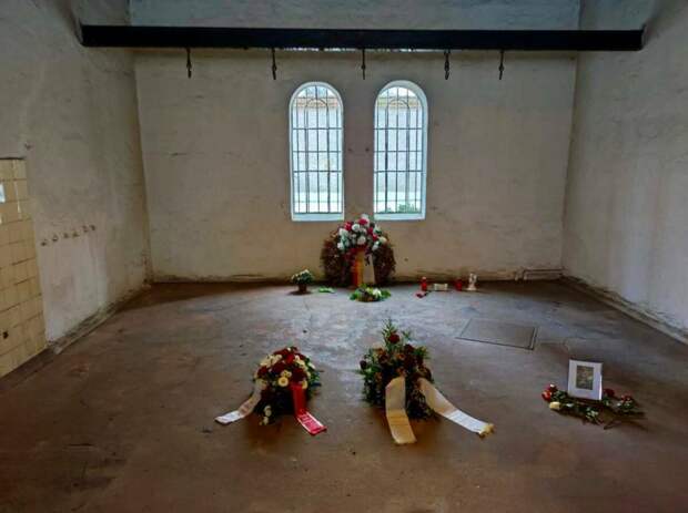 Радик Кудояров Муса Җәлил җәзалап үтерелгән урынга чәчәкләр салды