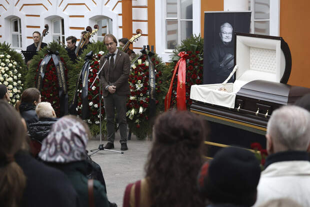 На Смоленском кладбище завершилась церемония прощания с музыкантом Стадлером