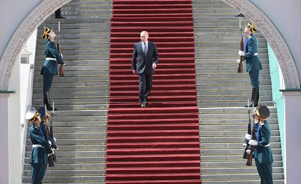 Президент РФ Владимир Путин после церемонии инаугурации на Соборной площади Кремля. 7 мая 2018 Президент РФ Владимир Путин после церемонии инаугурации на Соборной площади Кремля. 7 мая 2018