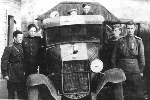 Советские военные у грузовика ГАЗ-АА («полуторка»). Время съемки: 1943