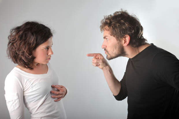 Женщина не отвечает агрессией на крики мужчины