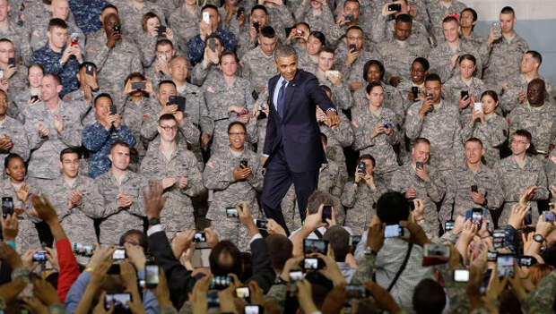 Барак Обама с американскими военнослужащими, которые базируются в Южной Корее.