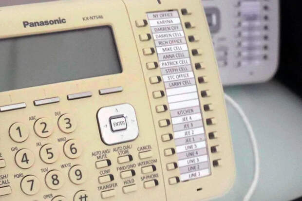 Телефон с именем Карины Шуляк в поместье на острове Эпштейна Литл Сент-Джеймс. Фото: Минюст США