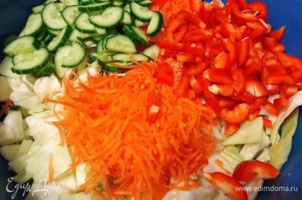 Морковь натереть на корейской терке. Огурец нарезать полукольцами, перец соломкой.