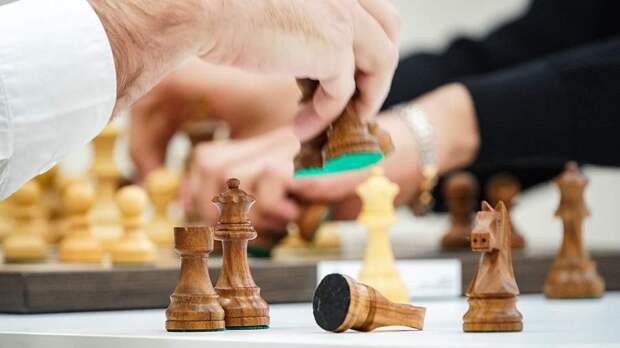 Российские шахматисты смогут играть в турнирах после отстранения ФШР