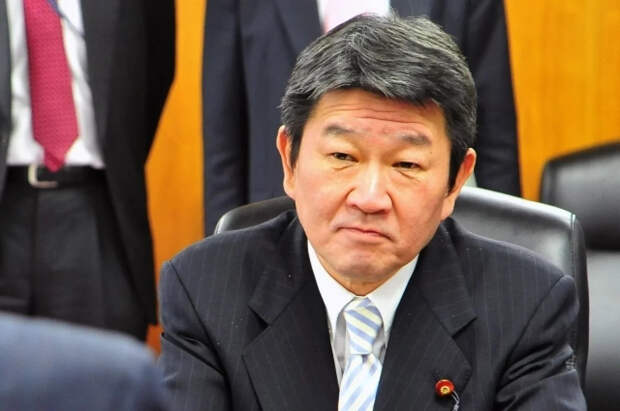 Глава МИД Японии высказался о связях с Россией на русском языке