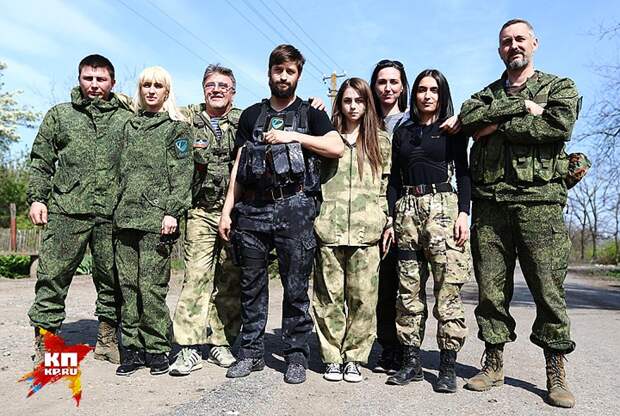 Бойцы Смирнова, среди которых — четыре девушки. Фото: Александр КОЦ, Дмитрий СТЕШИН