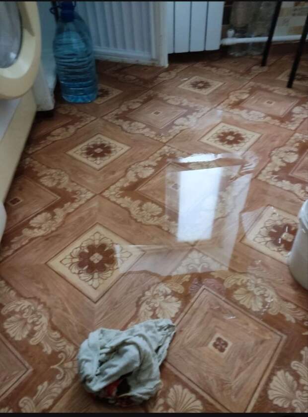 на Кирова затопило квартиры отопление,которого нет. Умные слили с системы воду