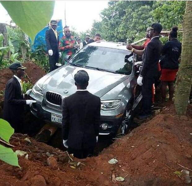 Похороны нигерийца в BMW.