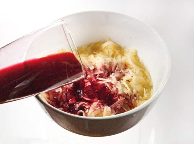 добавление красного вина к измельченному картофелю, луку и имбирю