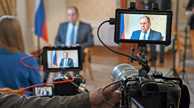 Министр иностранных дел России Сергей Лавров во время интервью.📷Фото: Дмитрий Азаров / Коммерсантъ