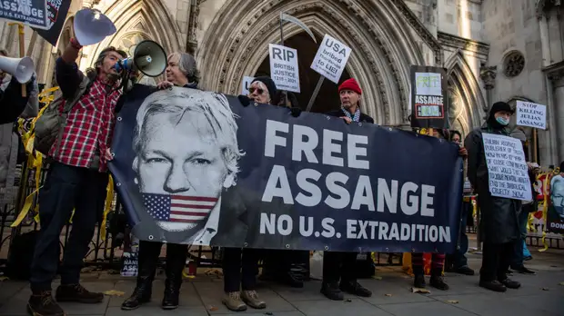 Передано на рассмотрение главы МВД: британский суд отказал Ассанжу в праве оспорить решение об экстрадиции в США