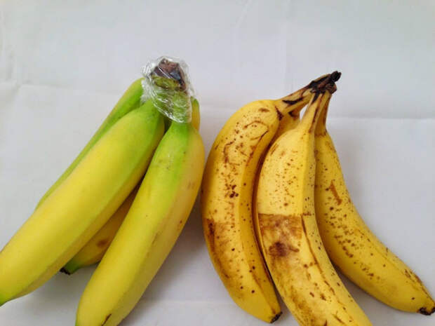 Чтобы бананы не чернели, замотайте черенок связки пищевой пленкой.