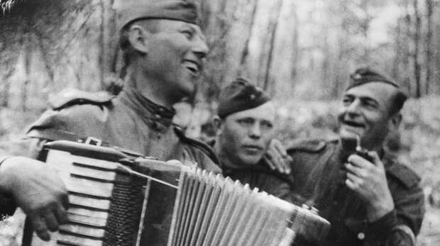 А ты, Святик, мог бы лечь с гранатой под танк?
