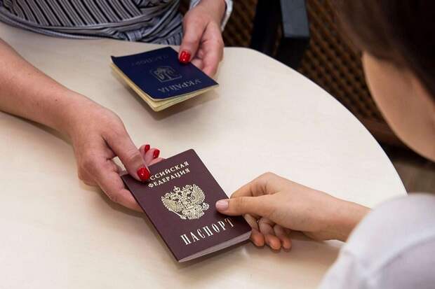 На освобождённой Украине началась выдача паспортов России