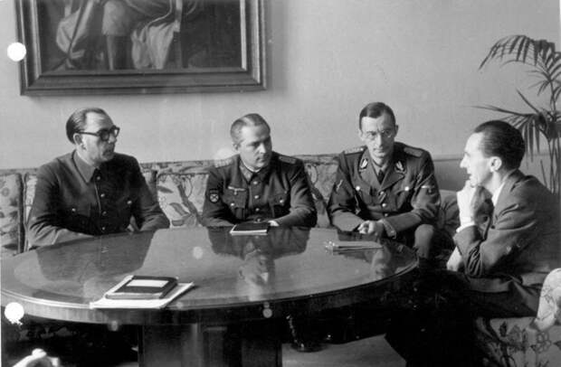 Встреча с Геббельсом. На снимке первый слева — А. Власов, второй слева — Г.  Жиленков, крайний справа — Й. Геббельс