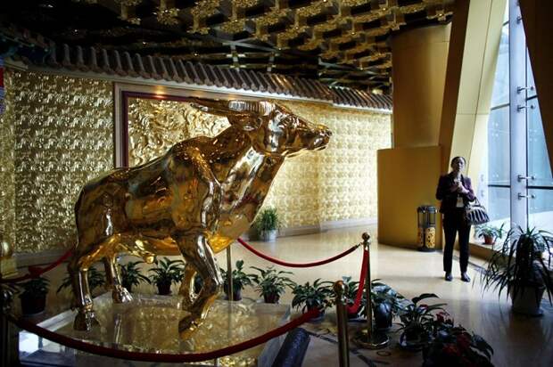 Символ города – золотой бык, расположен в выставочном зале небоскреба.