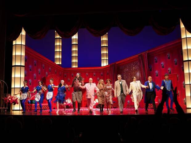 В Мурманском областном драматическом театре с аншлагом прошла премьера комедии «Номер 13»