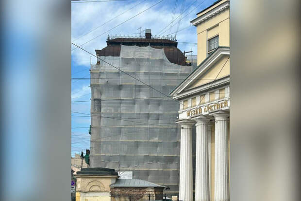 В Петербурге восстановили строительные леса на фасаде Единоверческой церкви после акта вандализма