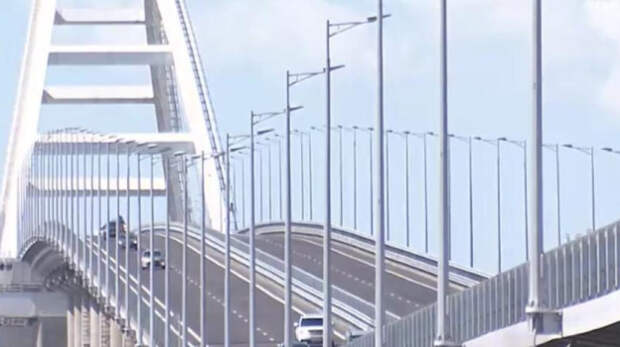 Свыше 1000 машин ждут проезда по Крымскому мосту