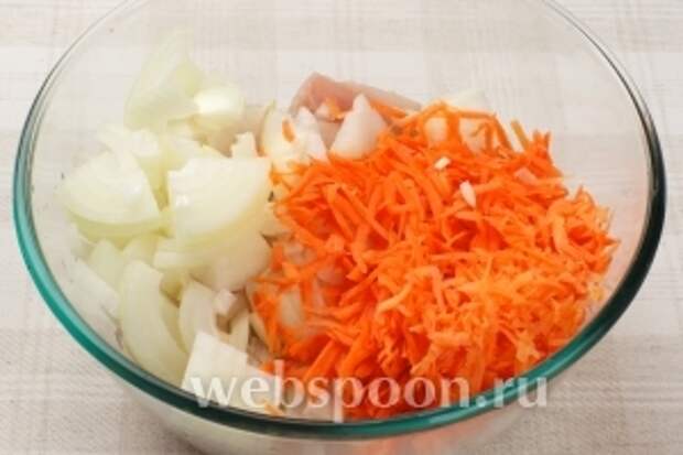 Морковку потереть на крупной тёрке, а лук порезать полукольцами..