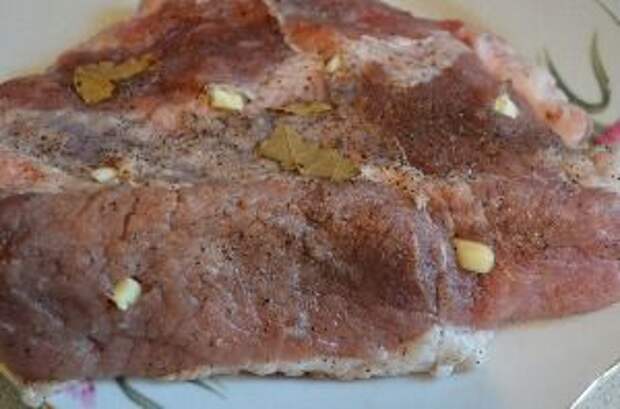 С помощью ножа сделать в мясе отверстия и вставить в каждое ломтик чеснока