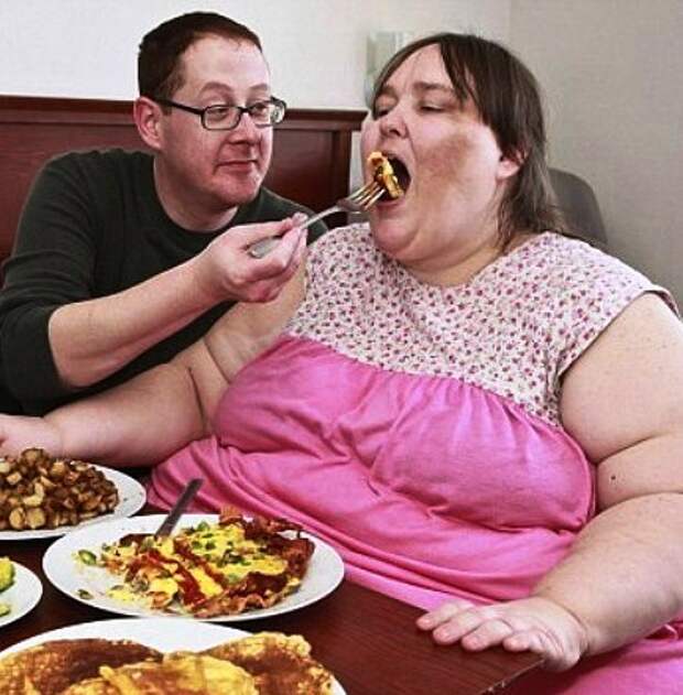 Самая толстая женщина в Британии, 33-летняя Сьюзен Эман, весит 343 килограм...
