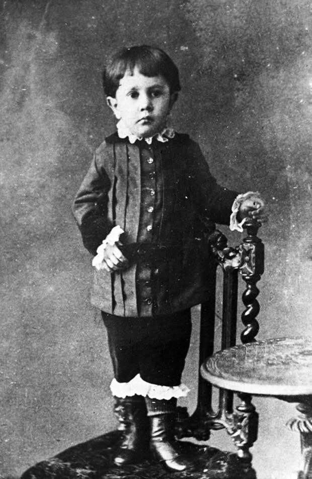 Репродукция фотографии писателя Алексея Николаевича Толстого в детском возрасте, 1880 год. Оригинал в Государственном Литературном музее.