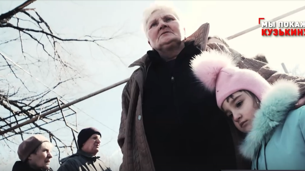 На НТВ в рубрике "Новые русские сенсации" увидела Майкла Бома, похожего на немецкого военнопленного. С испуганным взглядом выпавшего из гнезда злого вороненка-переростка. Майкл Бом впервые в Донбассе.-7