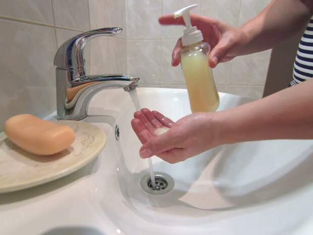 Действительно ли жидкое мыло лучше твердого: мнение врача