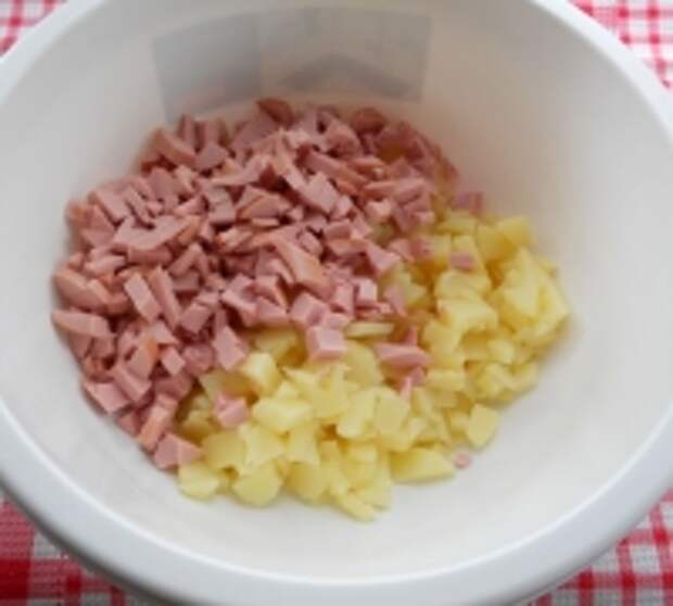 Шаг №2 - Колбасу или отварное мясо порезать небольшими кубиками.