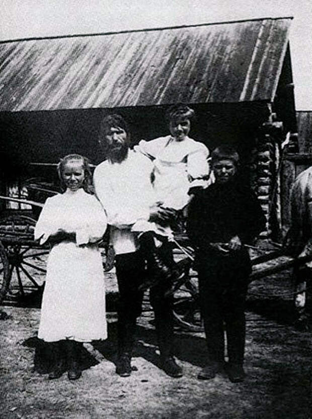 Варвара, Григорий, Матрена и Дмитрий Распутины (слева направо) в Покровском. Фото: nashaepoha.ru