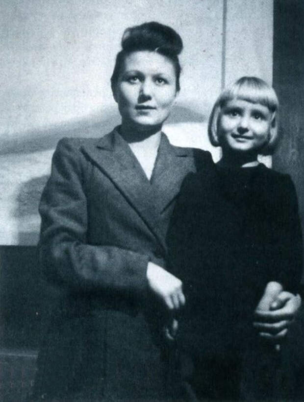 Маленькая Люба с мамой. / Фото: из личного архива Любови Брежневой