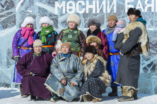 Фотограф показала снимки удивительного фестиваля льда на замерзшем монгольском озере