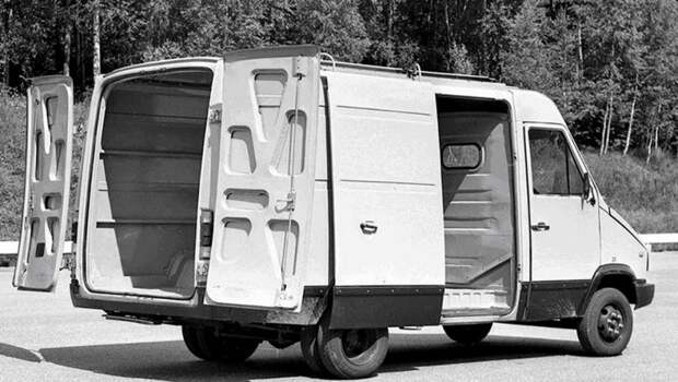 Фургон НАМИ-0267 второй серии с задними дверями, открывавшимися на угол 180 градусов