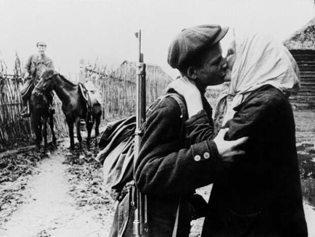 Сын уходит воевать к партизанам, 1942 год, СССР исторические фотографии, история, факты