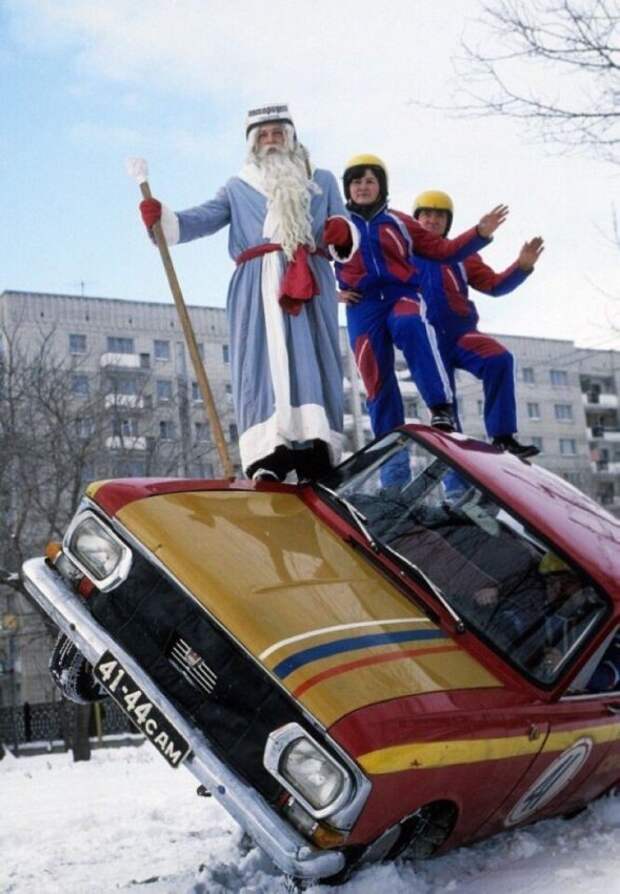 1983 год. Дед Мороз дарит всем детям двора изменение гравитации. СССР, прикол, советский союз, фотография