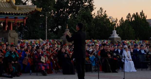 Более тысячи музыкантов исполнили в Элисте музыкальное подношение Трем драгоценностям буддизма