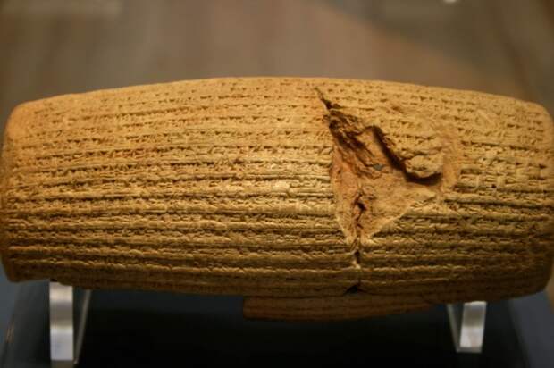 Цилиндр с воззванием Кира «к вавилонянам». \ Фото: bibelwissenschaft.de.