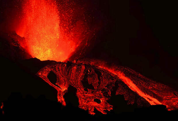 Кумбре-Вьеха продолжает извержение на Канарском острове Ла-Пальма